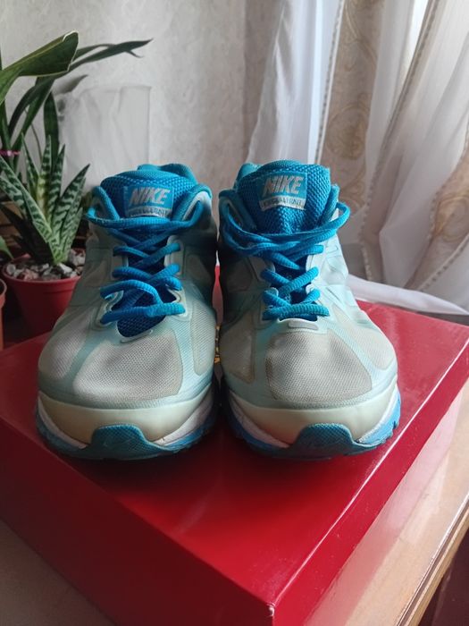 Мужские крассовки хорошем состоянии стелька 26см размер 40