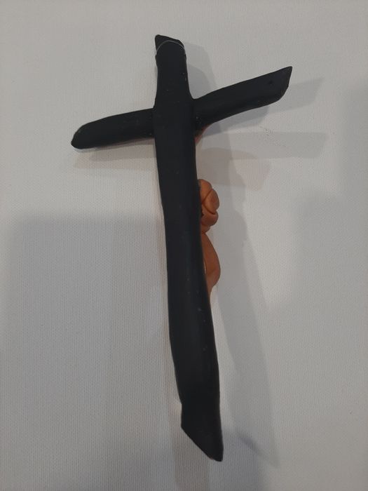 Crucifixo com cristo em barro