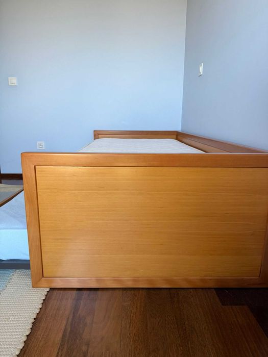 Cama de solteiro + 2 colchões + 2 estrados em excelente estado