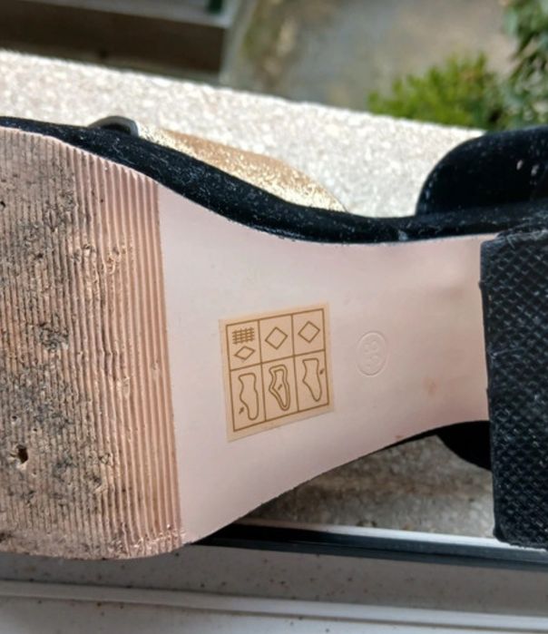 Sandalias pretas e douradas T38 da Marypaz
