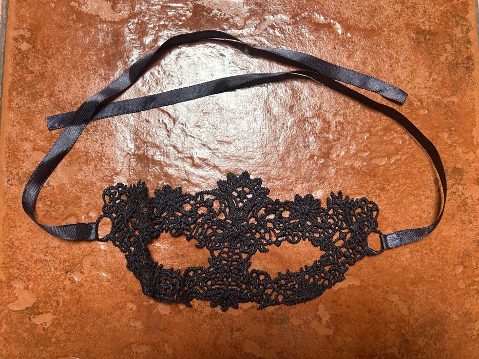 Máscara de renda preta