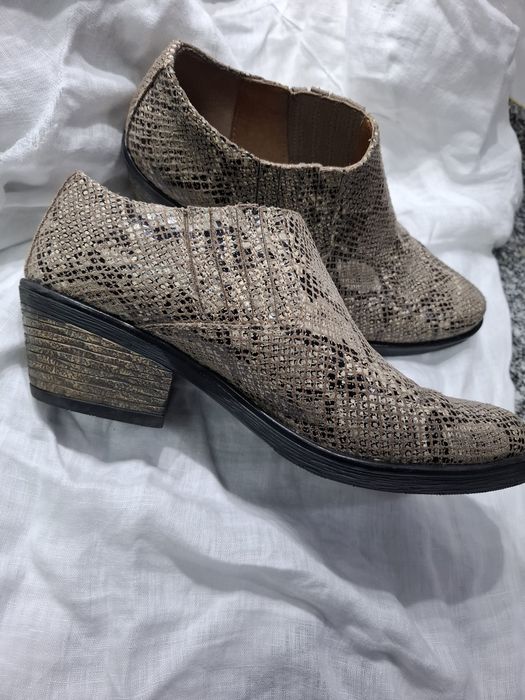 Sapatos abotinados imitação pele cobra.