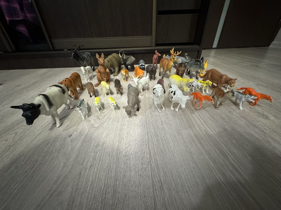 Фігурки тварин різні