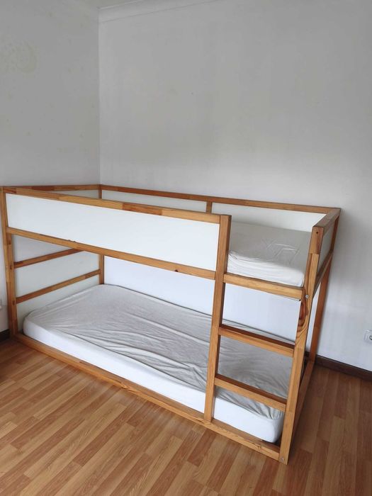 BAIXOU o PREÇO IMPERDÍVEL! - Cama Beliche IKEA KURA (Madeira e Branco) + 2 Colchões – 1,00m x 2,10m