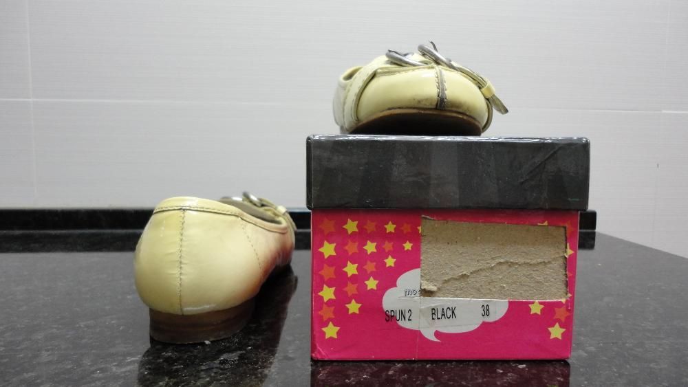Sapatos de senhora em verniz amarelo Stefanel