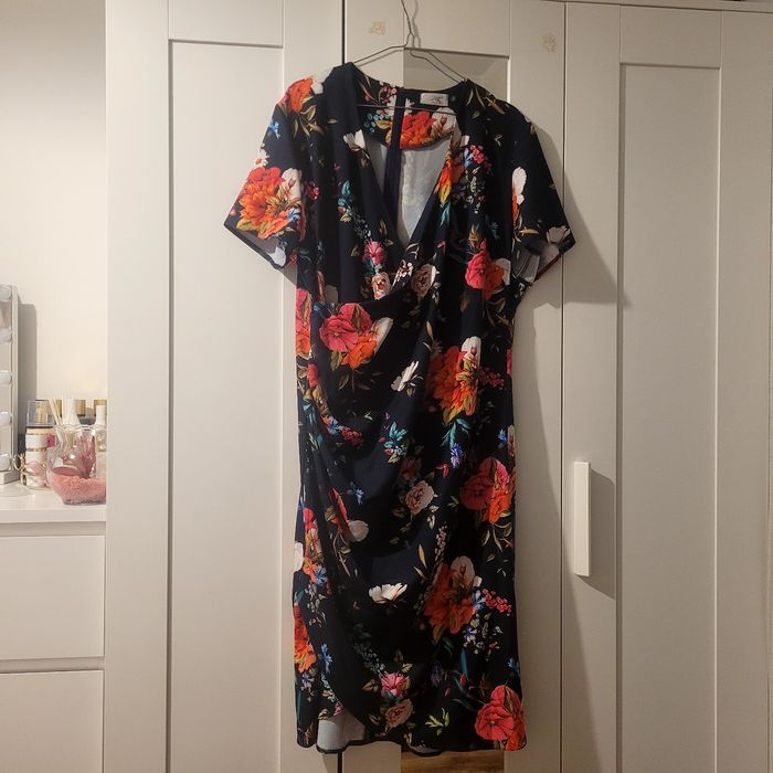 Sukienka elegancka granatowa w kwiaty r.50