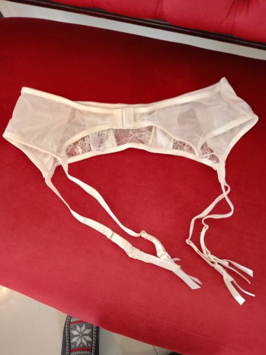 Piękny ecru pas do pończoch.