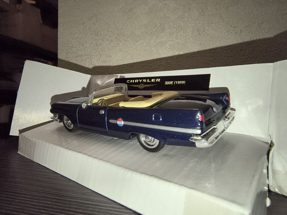 Модель авто Chrysler 300E 1959. New Ray.