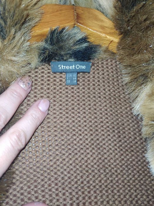 Жіноча кофтинка з мехом