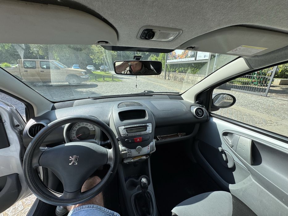 Peugeot 107 1.0 — 5 portas, económico e ideal para cidade