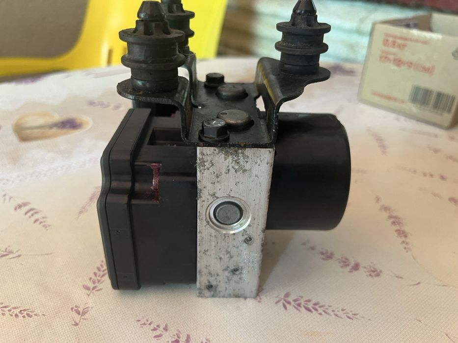 Блок ABS Volkswagen Caddy 2.0. 1K0614117H. В робочому стані. Не новий.