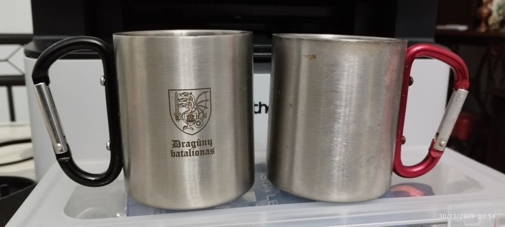 Um par de copos metálicos com pega mosquetão. 10€ os 2 juntos. Loulé.