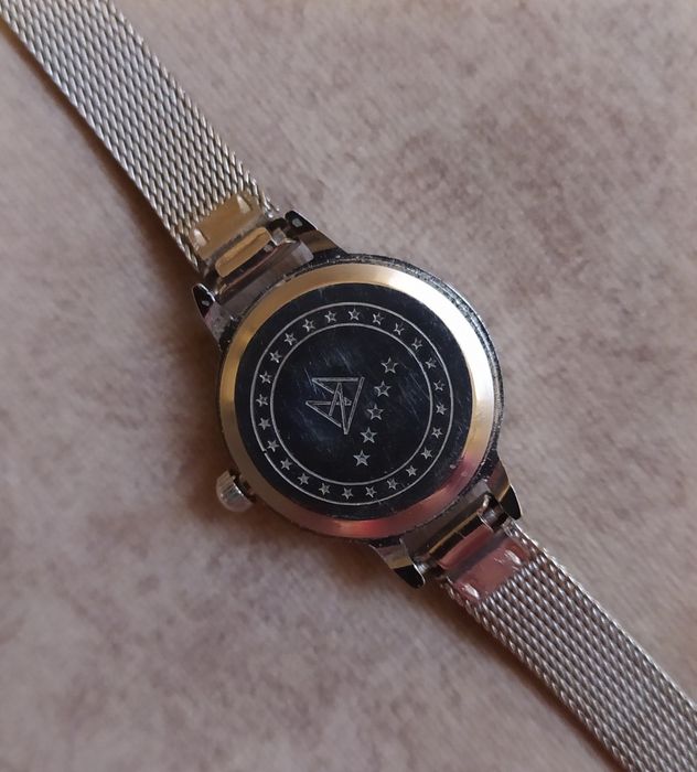 Damski zegarek z bransoletką.