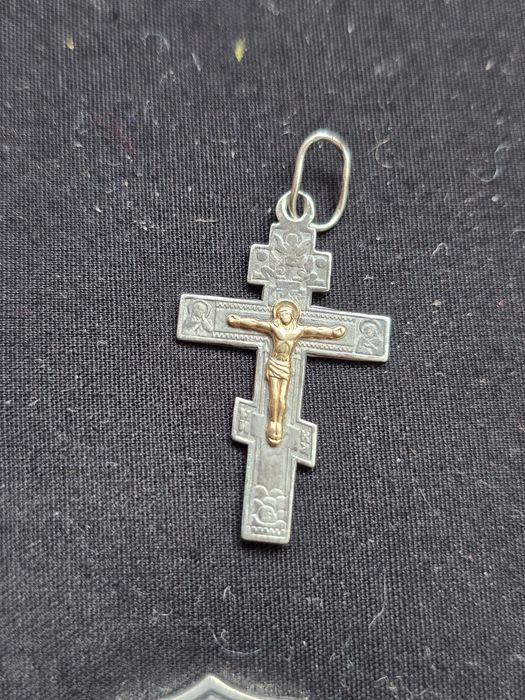 Золотиї хрестик з золотю ставкою розпятя  Ісуса хреста