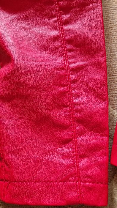 Nowa czerwona ramoneska na zamek