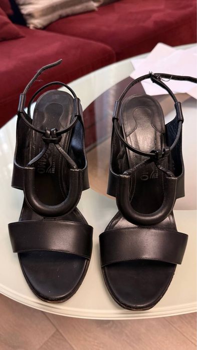 Босоніжки Ferragamo, як нові