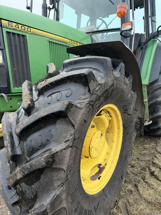 Трактор John Deere 6400