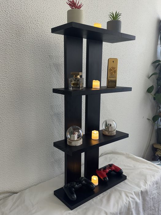 Prateleira de madeira artesanal com design moderno