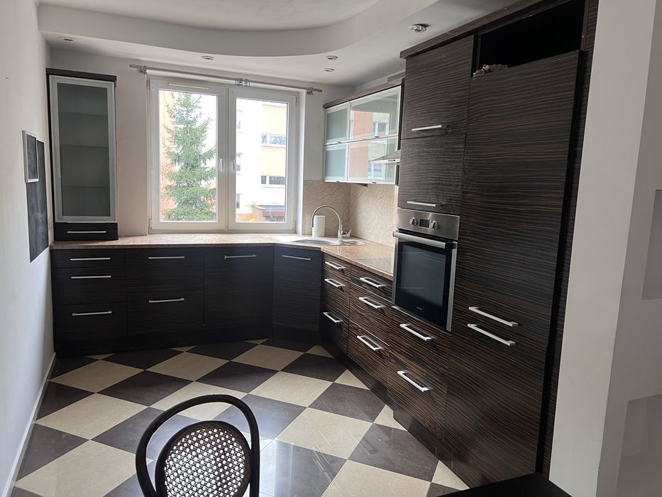 Przestronne mieszkanie z garażem i ogrodkiem.