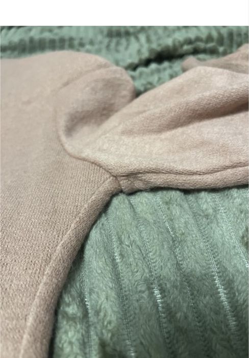 Жіноча кофта з опущеними плечима