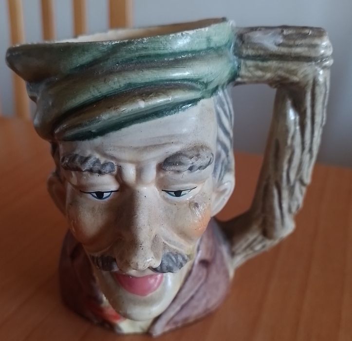 Caneca em cerâmica antropomorfica