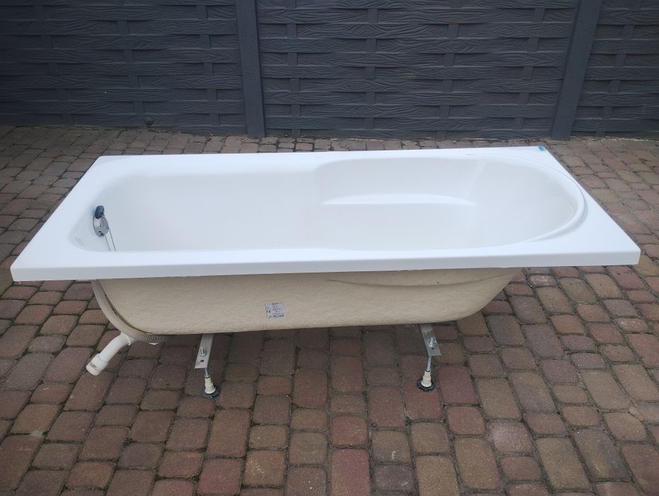 Wanna stojąca z nóżkami