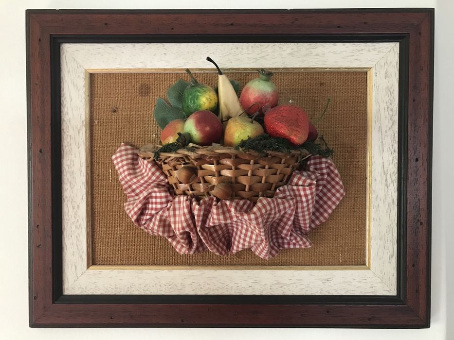 Quadros e loiça decorativa de parede