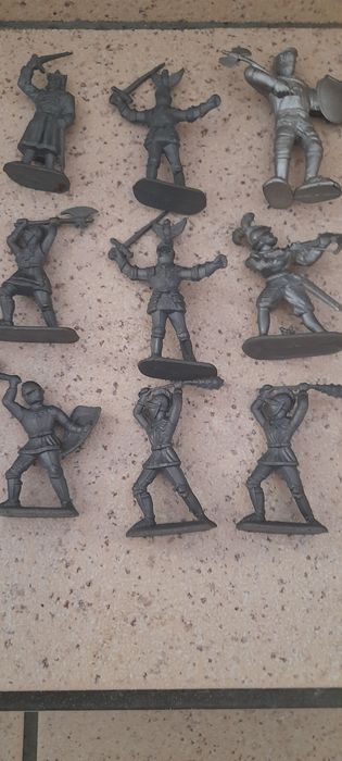 9 bonecos monocromáticos