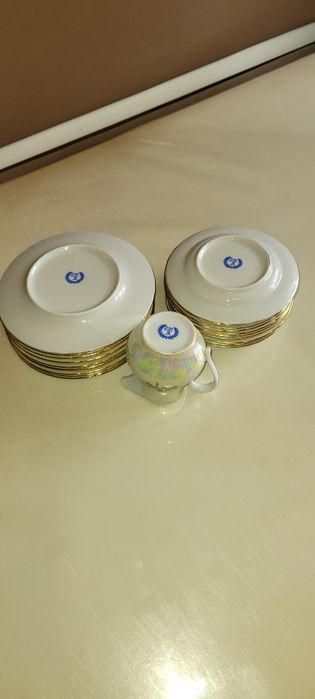Парцелянові тарілки та молочник