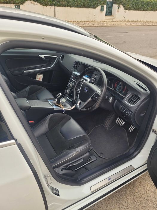 Volvo V60 I D5 2.4 215cv R-Design, 130.320km. Manutenção feita por mecânico qualificado, peças com faturas. Em uso diário. Caixa/direção com desgaste.