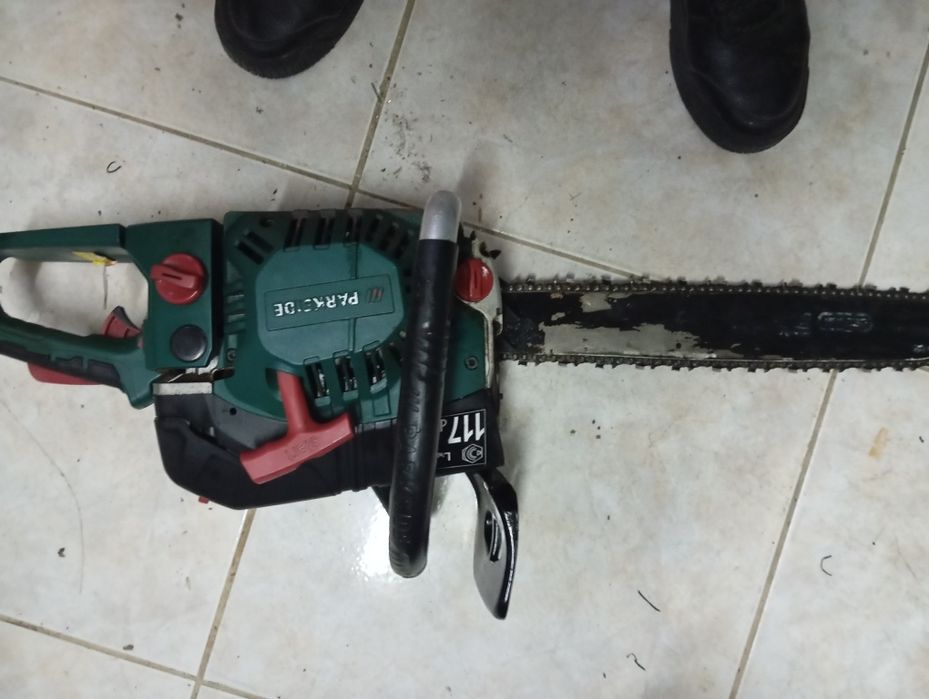 Motoserra a trabalhar bem447179951125964802