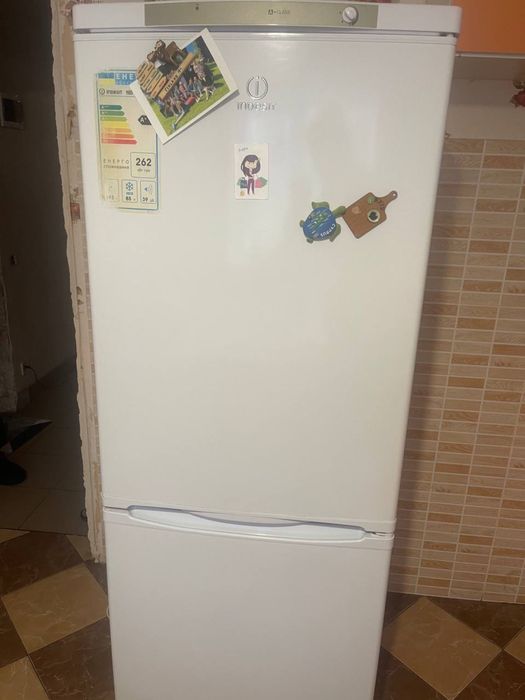 Холодильник Indesit, бесплатно