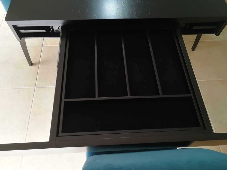 Conjunto de mesa de sala, cadeiras e aparador