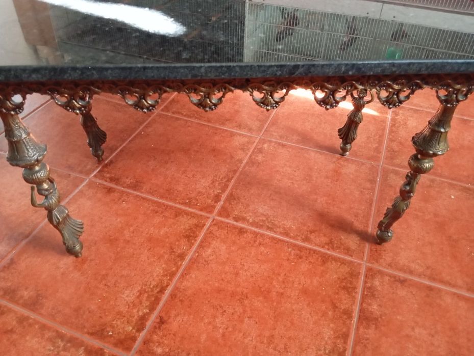 Mesa de sala em latão