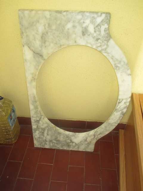 Tampo em mármore para encastrar um Lavatório oval, de Valadares