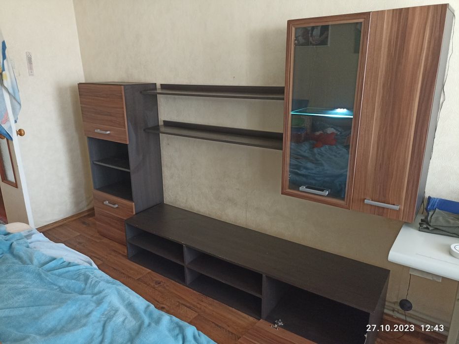 Горка стінка в залу