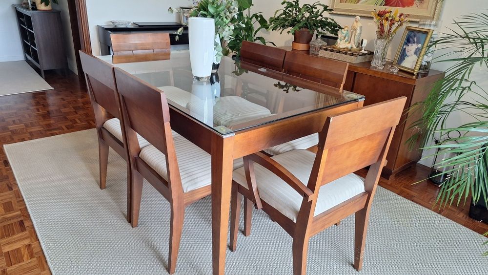 Mesa de jantar e cadeiras em madeira maciça e tampo de vidro