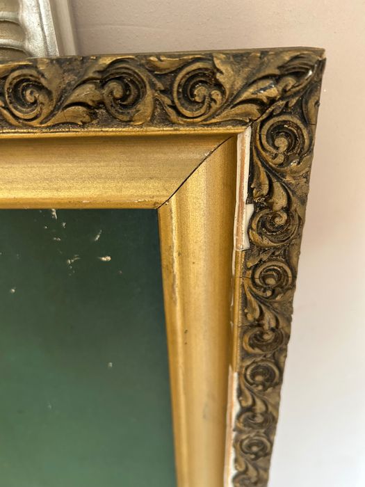 Plakat Dama z Łasiczką w starej ramie drewnianej.