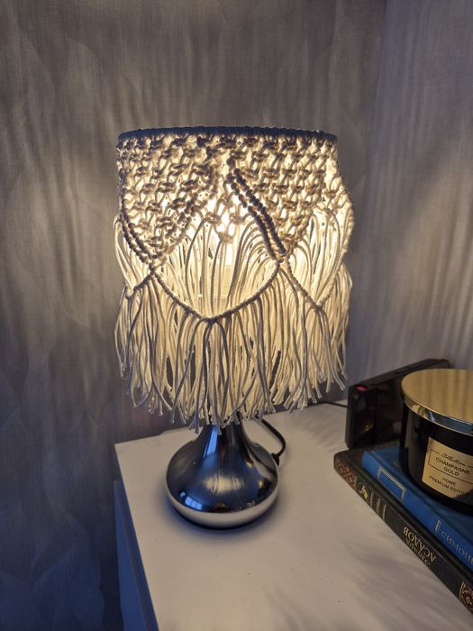 Настільна лампа.