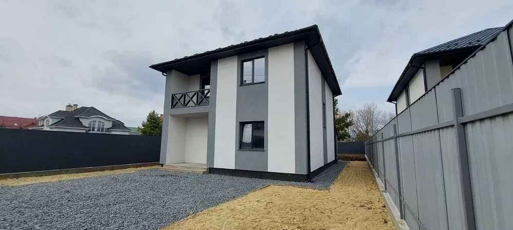 родається сучасний двоповерховий будинок у Гореничах