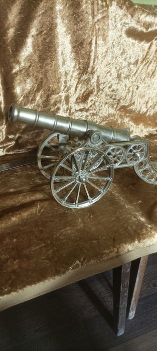 Duża armata wykonana z mosiądzu ,działo