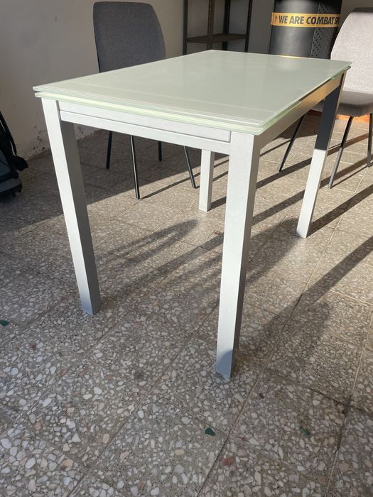 Mesa de vidro temperado + 4 cadeiras – Excelente estado