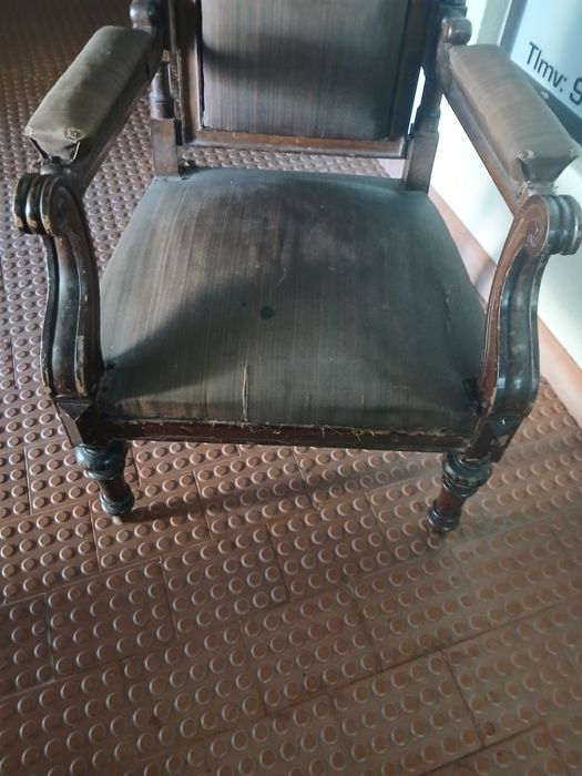 2 cadeiroes antigos para restauro