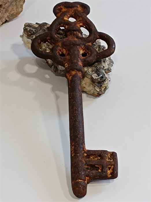 Średniowieczny klucz do starego zamczyska.Antyk 909 g