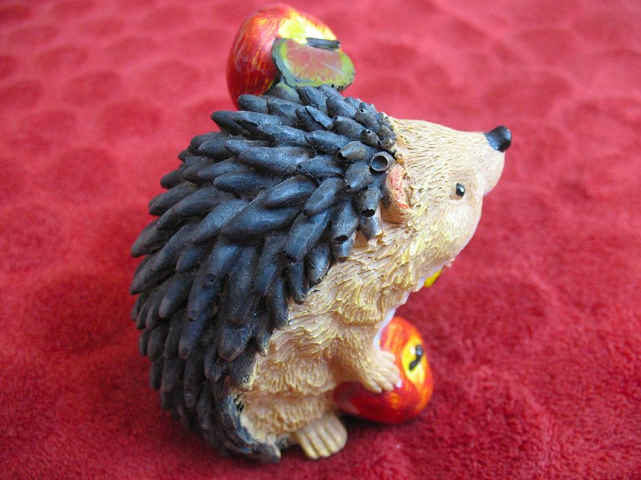 Jeż - z jabłkiem, mała figurka - 9 x 9 x 7 cm