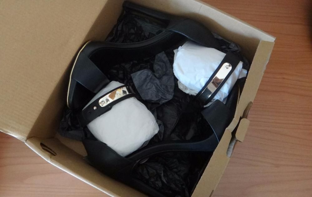 Sapatos elegantes Mango com pulseira dourada espelhada