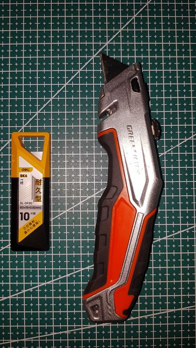 Канцелярский нож.