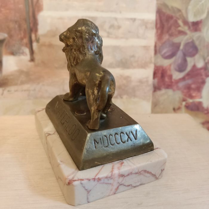 Zabytkowa rzezba,statua Lwa (Lion),z mosiądzu na marmurze.