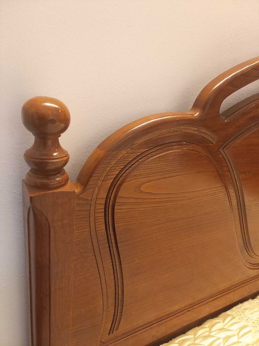 Cama + mesinhas de cabeceira + cómoda