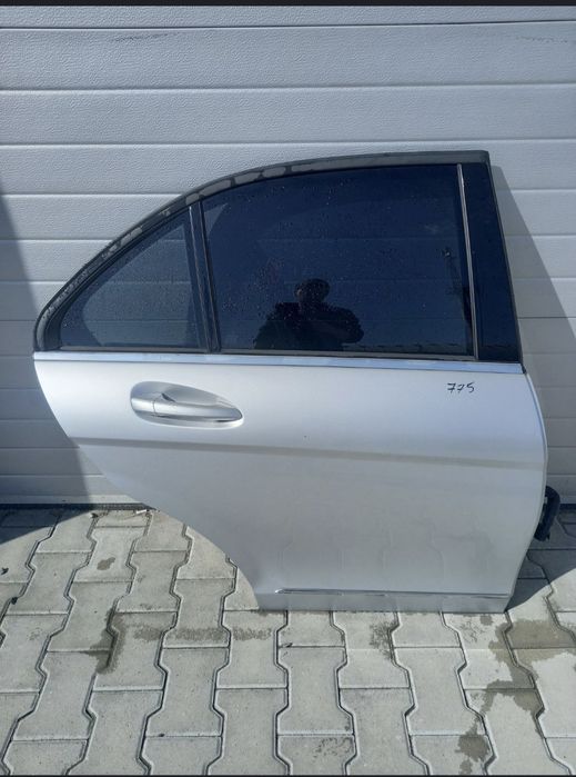 Двері дверка задня права Mercedes C-class w204 седан